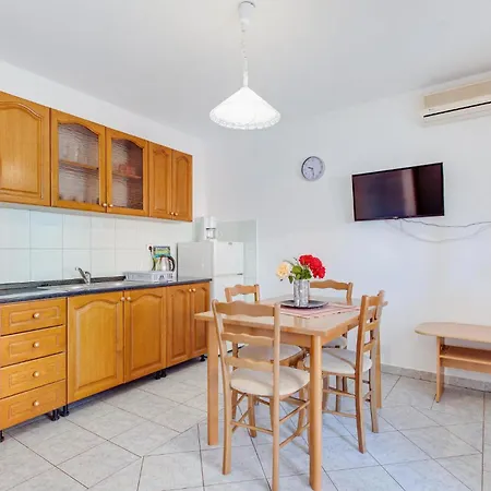 1 Bedroom Gorgeous In Marsici * Sveti Vid-Miholjice